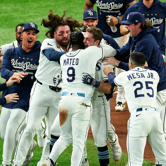 Los Rays celebrando en el terreno del Tropicana Field. (Foto: MLB.com)