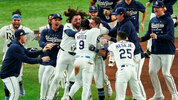 Los Rays celebrando en el terreno del Tropicana Field. (Foto: MLB.com)