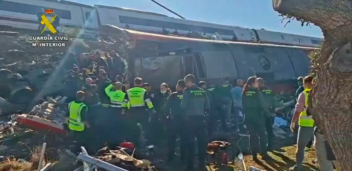 Se siguen buscando víctimas en el accidente. (Foto: EFE)