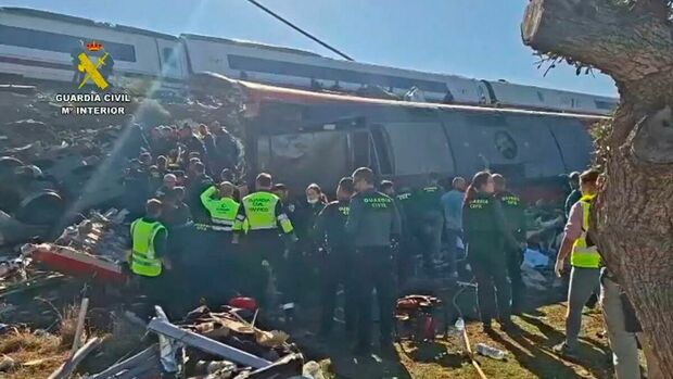 Se siguen buscando víctimas en el accidente. (Foto: EFE)