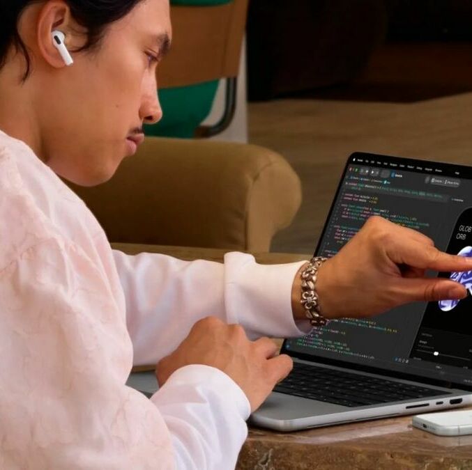 Apple presentó su MacBook más poderosa y ahora podrás usarla con la punta de tus dedos. (Apple)