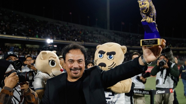Hugo Sánchez fue homenajeado en CU (Reuters)