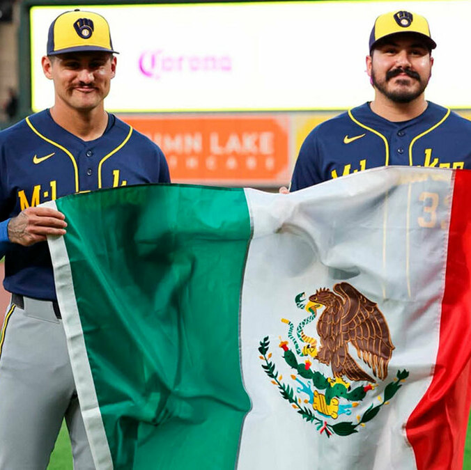 Joey Ortiz y JoJo Romero en el Mes de la Herencia Hispana de los Brewers. (Foto: Milwaukee Brewers)