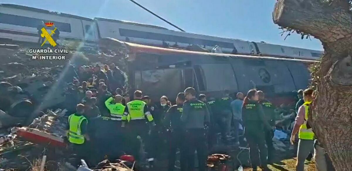 Se siguen buscando víctimas en el accidente. (Foto: EFE)