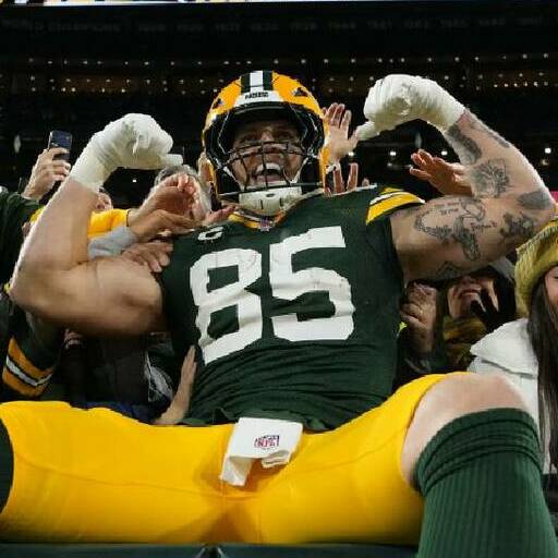 Tucker Kraft celebra con la afición de los Packers en el Lambeau Field tras anotar un touchdown ante Carolina. FOTO: Reuters