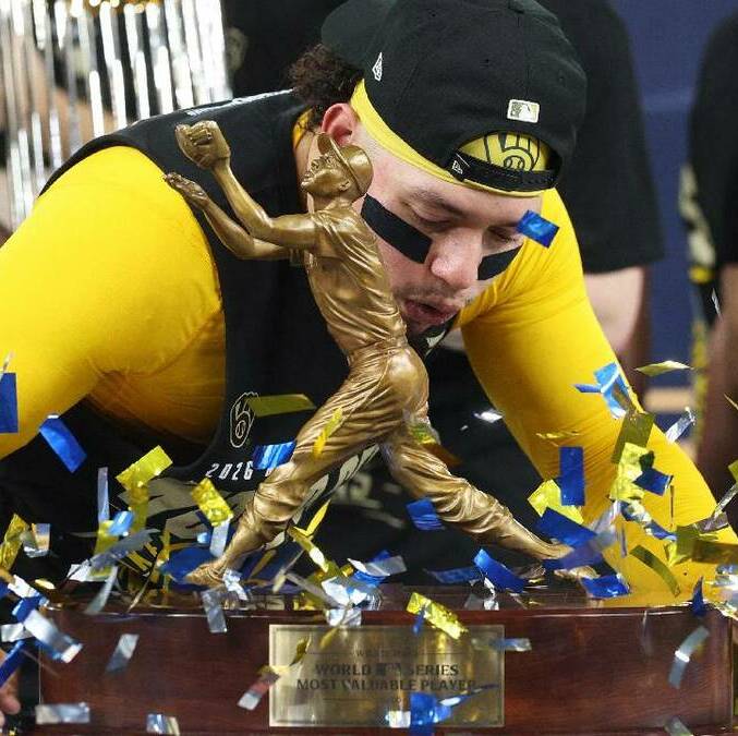 William Contreras besa el trofeo que lo acredita como el MVP de la Serie Mundial 2026. FOTO: Reuters